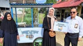 Afriani menerima bantuan rombong berkah dari Bank Kalsel yang langsung diserahkan Direktur UPZ H. Muhammad Fajri Muhtadi.(Foto: Reprohumasbankalsel)