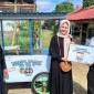 Afriani menerima bantuan rombong berkah dari Bank Kalsel yang langsung diserahkan Direktur UPZ H. Muhammad Fajri Muhtadi.(Foto: Reprohumasbankalsel)