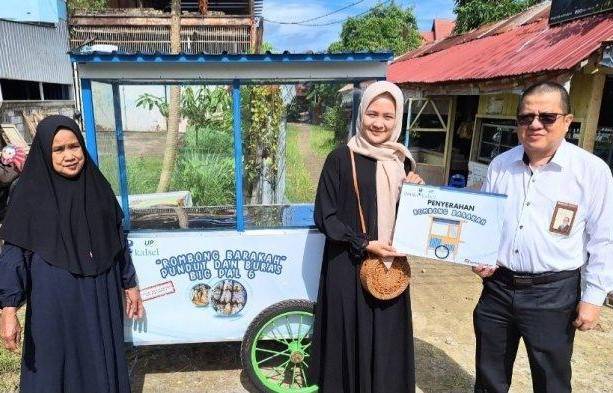Afriani menerima bantuan rombong berkah dari Bank Kalsel yang langsung diserahkan Direktur UPZ H. Muhammad Fajri Muhtadi.(Foto: Reprohumasbankalsel)