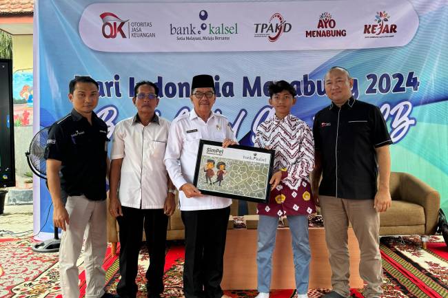 Bank Kalsel bersama Otoritas Jasa Keuangan (OJK) dalam melakukan literasi keuangan kepada penyandang disabilitas dibuktikan. (Foto: humasbankkalsel)