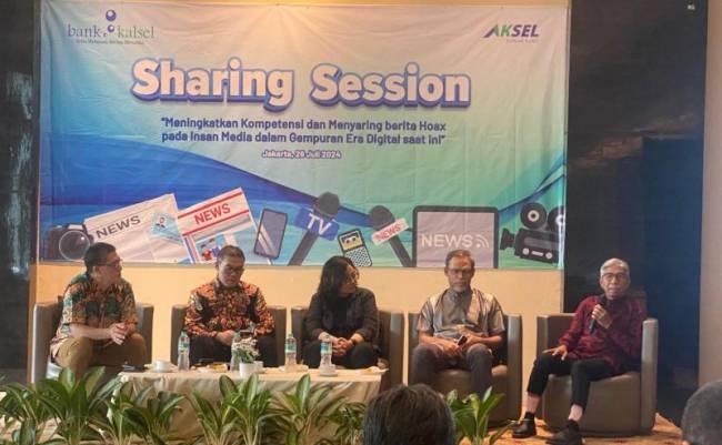 Komisaris Freeport Indonesia Dr H AM Fachrir didampingi Direktur Utama Bank Kalsel Fachruddin dan Pemimpin Umum Harian Pagi Mata Banua H Fachruddin Nor Ifansyah saat memberikan keterangan kepada wartawan seusai Sharing Session bersama insan pers di A One Hotel di Jakarta, Jumat (26/07/2024).(Foto: humasbankkalsel)