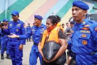 Anggota Ditpolairud Polda Kalsel saat membantu evakuasi para korban dari penumpang KM Niki Sejahtera yang terbakar. (ANTARA/Firman)