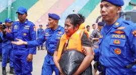 Anggota Ditpolairud Polda Kalsel saat membantu evakuasi para korban dari penumpang KM Niki Sejahtera yang terbakar. (ANTARA/Firman)