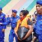 Anggota Ditpolairud Polda Kalsel saat membantu evakuasi para korban dari penumpang KM Niki Sejahtera yang terbakar. (ANTARA/Firman)