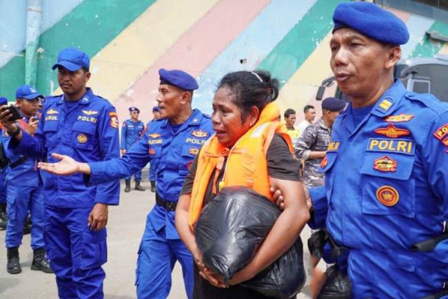 Anggota Ditpolairud Polda Kalsel saat membantu evakuasi para korban dari penumpang KM Niki Sejahtera yang terbakar. (ANTARA/Firman)