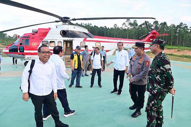 Presiden RI Joko Widodo bersama rombongan tiba di IKN, Kalimantan Timur, Minggu (11/8/2024). (ANTARA/HO-Biro Pers Sekretariat Presiden)

