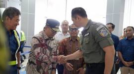 

Pj Gubernur Kaltim Akmal Malik saat bersalaman dengan Menteri ATR/BPN AHY di Bandara Internasional Sultan Aji Muhammad Sulaiman Sepinggan Balikpapan, Minggu (11/8/2024). (ANTARA/HO-Adpimprov Kaltim)