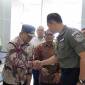 

Pj Gubernur Kaltim Akmal Malik saat bersalaman dengan Menteri ATR/BPN AHY di Bandara Internasional Sultan Aji Muhammad Sulaiman Sepinggan Balikpapan, Minggu (11/8/2024). (ANTARA/HO-Adpimprov Kaltim)