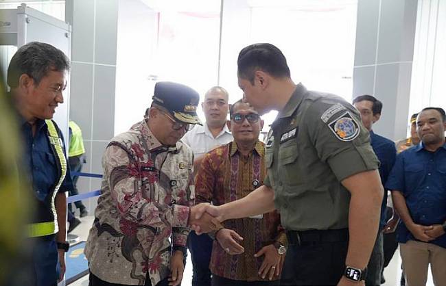 

Pj Gubernur Kaltim Akmal Malik saat bersalaman dengan Menteri ATR/BPN AHY di Bandara Internasional Sultan Aji Muhammad Sulaiman Sepinggan Balikpapan, Minggu (11/8/2024). (ANTARA/HO-Adpimprov Kaltim)