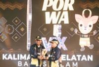 Ketua Umum PWI Pusat Hendry Ch Bangun menyerahkan langsung sebuah plakat berwarna kuning keemasan itu kepada Gubernur Kalsel., H Sahbirin Noor. (SuarIndonesia/Ist)