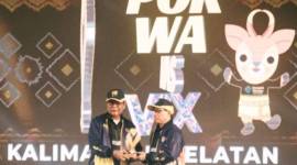 Ketua Umum PWI Pusat Hendry Ch Bangun menyerahkan langsung sebuah plakat berwarna kuning keemasan itu kepada Gubernur Kalsel., H Sahbirin Noor. (SuarIndonesia/Ist)