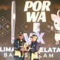 Ketua Umum PWI Pusat Hendry Ch Bangun menyerahkan langsung sebuah plakat berwarna kuning keemasan itu kepada Gubernur Kalsel., H Sahbirin Noor. (SuarIndonesia/Ist)