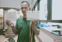 Salah satu warga,, Asep Suparman menunjukkan undangan upacara kemerdekaan di Istana Garuda Kota Nusantara pada 17 Agustus 2024 (SuarIndonesia/ANTARA/Nyaman Bagus Purwaniawan)