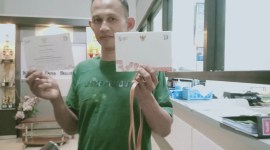 Salah satu warga,, Asep Suparman menunjukkan undangan upacara kemerdekaan di Istana Garuda Kota Nusantara pada 17 Agustus 2024 (SuarIndonesia/ANTARA/Nyaman Bagus Purwaniawan)