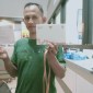 Salah satu warga,, Asep Suparman menunjukkan undangan upacara kemerdekaan di Istana Garuda Kota Nusantara pada 17 Agustus 2024 (SuarIndonesia/ANTARA/Nyaman Bagus Purwaniawan)