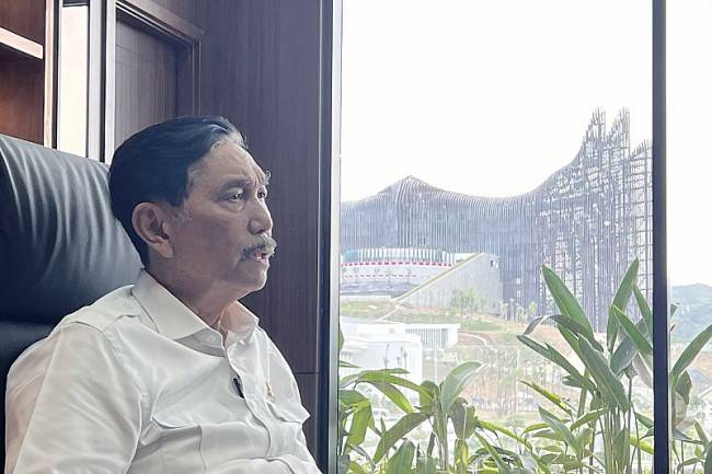 Menteri Koordinator Bidang Kemaritiman dan Investasi Luhut Binsar Pandjaitan menempati salah satu ruangan yang dipersiapkan untuk menteri di Gedung Kementerian Koordinator 1 di Ibu Kota Nusantara, Penajam Paser Utara, Kalimantan Timur, Minggu (11/8/2024). (ANTARA/Putu Indah S)