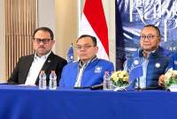 Ketua Fraksi PAN DPR RI Saleh Partaonan Daulay (tengah) bersama Wakil Ketua Komisi III DPR RI Pangeran Khairul Saleh (kiri), dan Wakil Ketua Komisi VII DPR RI Eddy Soeparno di Kantor DPP PAN, Jakarta, Kamis (27/6/2024). (ANTARA/Rio Feisal)