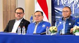 Ketua Fraksi PAN DPR RI Saleh Partaonan Daulay (tengah) bersama Wakil Ketua Komisi III DPR RI Pangeran Khairul Saleh (kiri), dan Wakil Ketua Komisi VII DPR RI Eddy Soeparno di Kantor DPP PAN, Jakarta, Kamis (27/6/2024). (ANTARA/Rio Feisal)