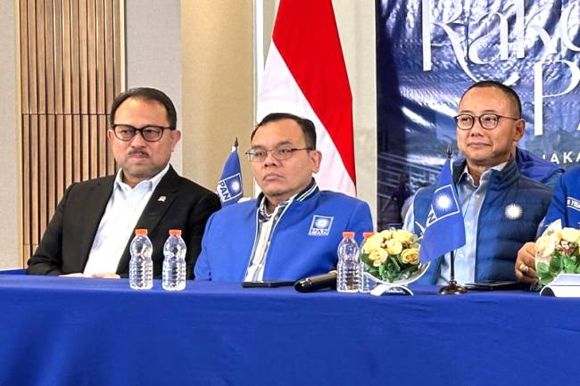 Ketua Fraksi PAN DPR RI Saleh Partaonan Daulay (tengah) bersama Wakil Ketua Komisi III DPR RI Pangeran Khairul Saleh (kiri), dan Wakil Ketua Komisi VII DPR RI Eddy Soeparno di Kantor DPP PAN, Jakarta, Kamis (27/6/2024). (ANTARA/Rio Feisal)