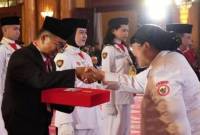 Ketua Dewan Pengarah BPIP RI Megawati Sukarno Putri memberikan selamat kepada Pj Gubernur Kaltim Akmal Malik usai menerima duplikat bendera pusaka. (Adpim Pemprov Kaltim)