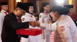 Ketua Dewan Pengarah BPIP RI Megawati Sukarno Putri memberikan selamat kepada Pj Gubernur Kaltim Akmal Malik usai menerima duplikat bendera pusaka. (Adpim Pemprov Kaltim)