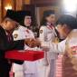 Ketua Dewan Pengarah BPIP RI Megawati Sukarno Putri memberikan selamat kepada Pj Gubernur Kaltim Akmal Malik usai menerima duplikat bendera pusaka. (Adpim Pemprov Kaltim)