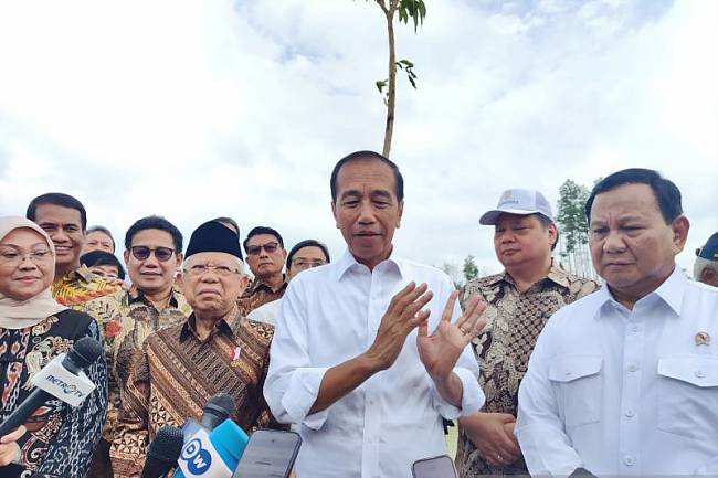 Presiden Joko Widodo (memberi keterangan pers di IKN, Kalimantan Timur, Senin (12/8/2024). (ANTARA/Mentari Dwi Gayati)