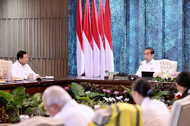 Presiden RI Joko Widodo dan Menteri Pertahanan sekaligus calon presiden terpilih pada Pemilu 2024 Prabowo Subianto saat sidang kabinet paripurna di Istana Garuda, Ibu Kota Nusantara (IKN), Kalimantan Timur, Senin (12/8/2024). (ANTARA/HO-Biro Pers Sekretariat Presiden/Muchlis Jr)