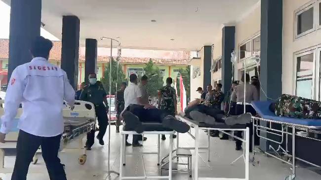 Petugas gabungan yang tengah bersiap untuk mengamankan kunjungan Presiden Jokowi di Tasikmalaya, diduga mengalami keracunan makanan usai sarapan nasi kuning, Rabu, (29/08/2024). (Foto: VIVA/Denden Ahdani)