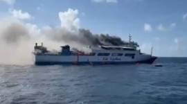 Terbakar sebuah KM (Kapal Motor)  berlambung Niki Sejahtera, mengangkut puluhan buah truck dengan 44 ABK (Abnak Buah Kapal) dan 76 penumpang (SuarIndonesia/Ist)