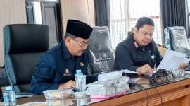 Ketua DPRD Provinsi Kalsel, H. Supian HK dan Sekretaris Daerah Kalsel Roy Rizali Anwar, 