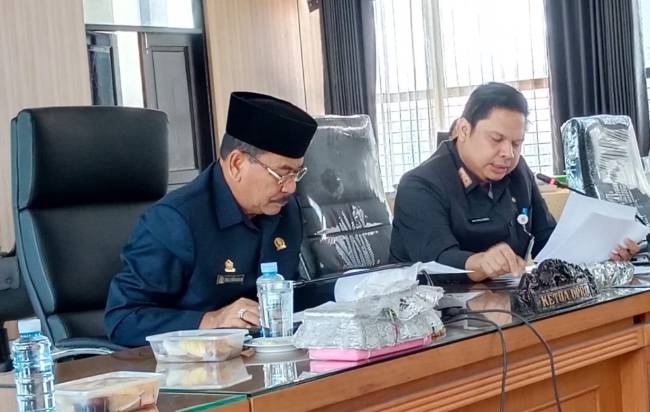 Ketua DPRD Provinsi Kalsel, H. Supian HK dan Sekretaris Daerah Kalsel Roy Rizali Anwar, 