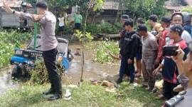 Sebuah Armada Pemadam Kebakaran (PMK) Komder Banjarmasin, mengalami kecelakaan dan terpental ke Sungai tepatnya di Jalan Jafri Zam-zam Banjarmasin Tengah, saat hendak mengejar kebakaran di Jalan Teluk Dalam Banjarmasin Barat, Senin (5/8/2024). (SuarIndonesia/DO)