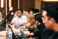 Rapat koordinasi yang dipimpin Gubernur Kalsel melalui Sekdaprov Kalsel , Roy Rizali Anwar di Ruang Rapat Abrani Sulaiman, Kantor Setdaprov Kalimantan Selatan, Kota Banjarbaru Senin (5/7/2024) (SuarIndonesia/Adv)