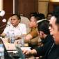 Rapat koordinasi yang dipimpin Gubernur Kalsel melalui Sekdaprov Kalsel , Roy Rizali Anwar di Ruang Rapat Abrani Sulaiman, Kantor Setdaprov Kalimantan Selatan, Kota Banjarbaru Senin (5/7/2024) (SuarIndonesia/Adv)