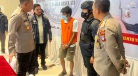 Kapolda didampingi Kabid Humas, Kombes Pol Adam Erwindi dan Dir Resnarkoba, Kombes Pol Kelana Jaya, tanyai pelaku, Selasa (6/8/2024) SuarIndonesia/ZI)