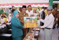 Paman Birin, didampingi Ketua TP-PKK Kalsel, Hj Raudatul Jannah atau Acil Odah, berinteraksi dengan siswa-siswi SLBN 2 Martapura pada acara Puncak Peringatan Hari Indonesia Menabung Tahun 2024 Selasa (6/8/2024). (SuarIndonesia/Adv)