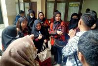 Rizka Annida Yulita, orang tua korban terisak usai sidang ketika memberikan keterangan kepada awak media, Rabu (7/8/2024) (SuarIndonesia/HD)