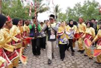 Paman Birin dan Acil Odah disambut para pemuda sinoman hadrah pada suatu kegiatan. (SuarIndonesia/Adv)