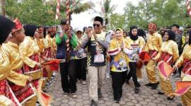 Paman Birin dan Acil Odah disambut para pemuda sinoman hadrah pada suatu kegiatan. (SuarIndonesia/Adv)