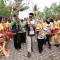 Paman Birin dan Acil Odah disambut para pemuda sinoman hadrah pada suatu kegiatan. (SuarIndonesia/Adv)