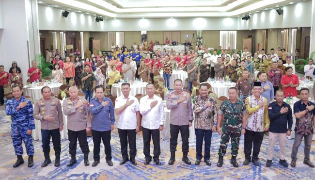 Deklarasi Pemilihan Kepala Daerah (Pilkada) damai tahun 2024 bersama komunitas Tionghoa bertempat di Calamus Ballroom Hotel Rattan Inn Banjarmasin Rabu (7/8/2024) malam. (SuarIndonesia/Ist)