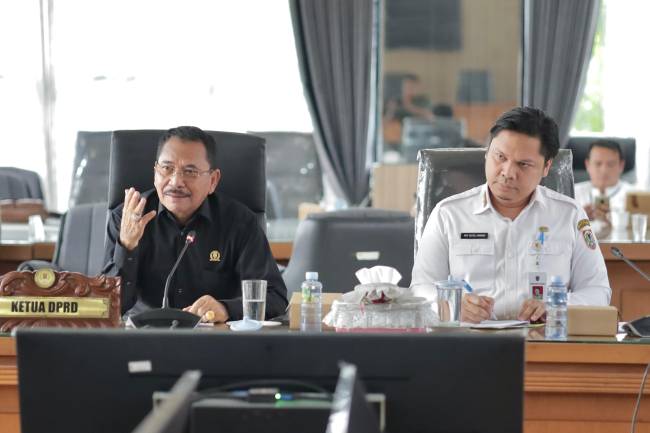 Ketua DPRD Provinsi Kalsel, H Supian HK (kiri) dan (Sekda Provinsi, Roy Rizali Anwar. (SuarIndonesia/HM)