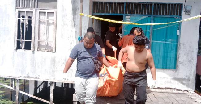 jJasad dievakuasi ke ruangan Intalasi Pemulasaran Jenazah Rumah Sakit Umum Daerah (RSUD) Ulin Banjarmasin, untuk dilakukan visum, Kamis (8/8/2024)  (SuarIndonesia/DO).
