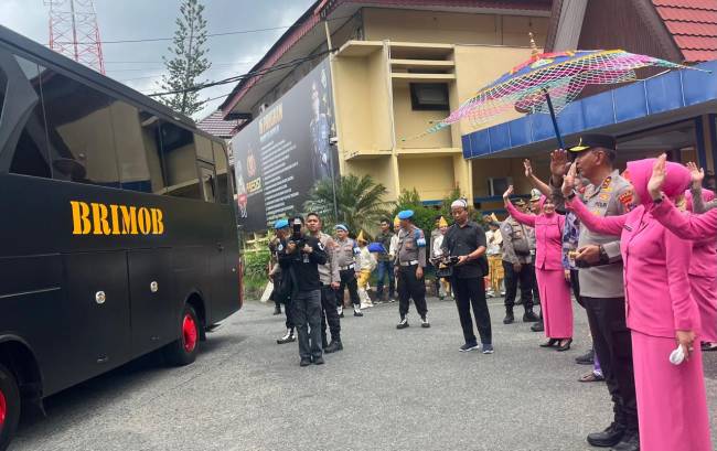 Kapolda Kalsel, Irjen Pol Winarto  melepas personel purna tugas sebagai penghormatan yang banyak berbakti kepada bangsa dan negara ini melalui institusi Polr, JUmat (9/8/2024) (SiuarIndonesia/ZI)