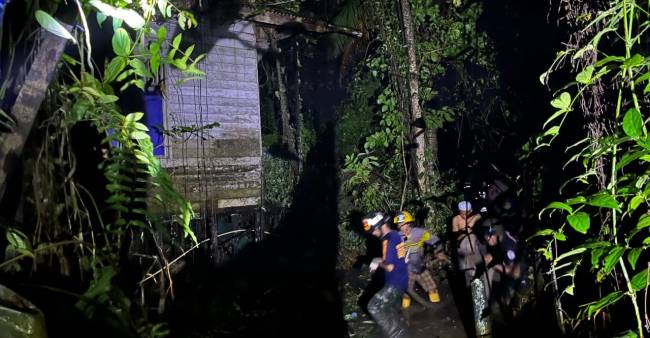 Geger kobaran api di kawasan  Tembus Mantuil  Banjarmasin Selatan, Sabtu (10/8/2024) dinihari, sakitar pukul 01.00 WITA. (SuarIndonesia /DO)