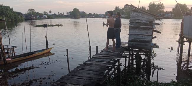 Seorang anak kecil tenggelam di perairan Martapura, tepatnya kawasan Jalan Tembus Mantuil Gang Asparagus RT 25 Banjarmasin Selatan, Sabtu (10/8/2024). (SuarIndonesia/DO)