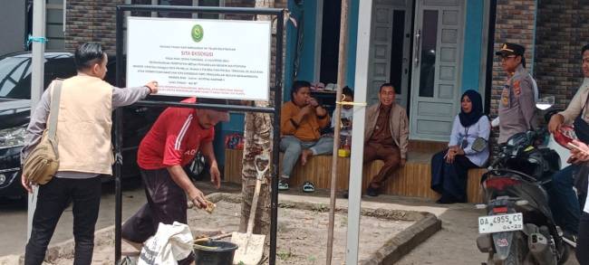 Sebuah rumah di Jalan Mahligai Kecamatan Kertak Hanyar Kabupaten Banjar,  dieksekusi, Senin (12/8/2024). (SuarIndonesia/DO)