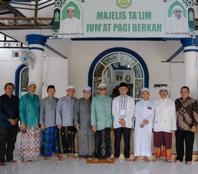 Suasana silaturahmi bersama H. Bahsanudin di Majelis Taklim Jum’at Pagi Berkah, Komplek Jamrud II, Desa Sungai Danau, Satui, Senin (12/8/2024). (SuarIndonesia/Ist)