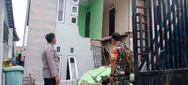 rumah kost dalam kondisi masih kosong dengan 15 pintu ambruk di Jalan Komplek Malkon Temon Jalur II RT 13 RW 02 Kost Putri Banjarmasin Utara, Selasa (13/8/2024) (SuarIndonesia/DO)